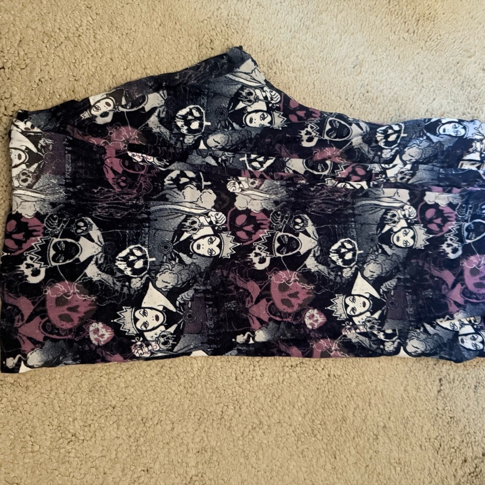LuLaRoe Disney Leggings – TC – Evil Queen from Snow White – Rare Villains Print